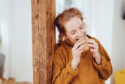 Eine Frau beisst genüsslich in ein Pausenbrot. Eine Frau beisst genüsslich in ein Pausenbrot.